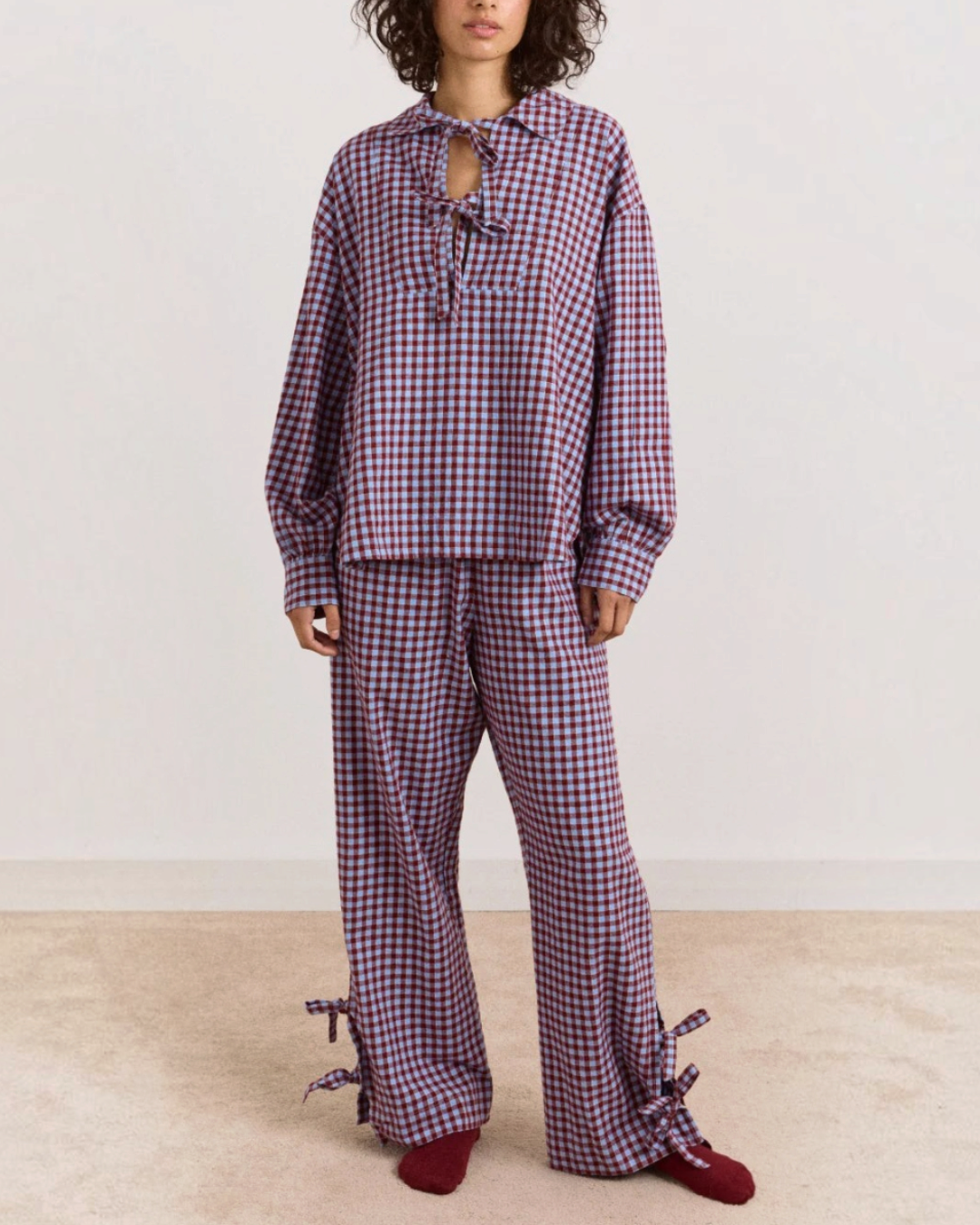 Ensemble pyjama Merci Paris Damson Madder en flanelle à carreaux vichy rouge et bleu avec liens à nouer