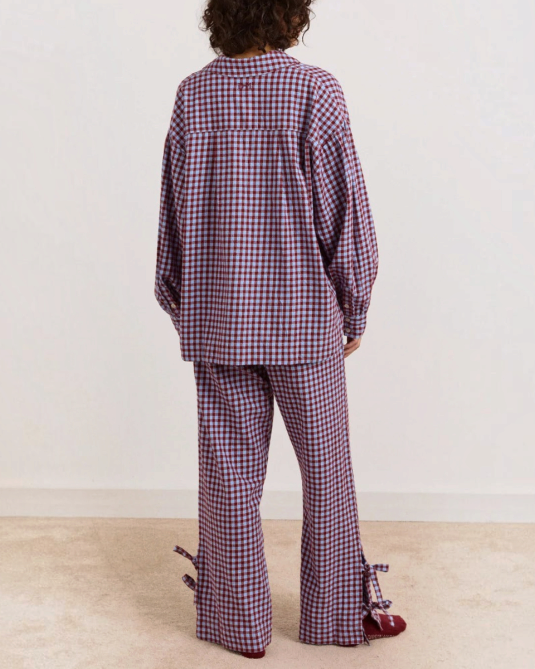 Vue arrière de l'ensemble pyjama Merci Paris Damson Madder en flanelle à carreaux vichy rouges et bleus