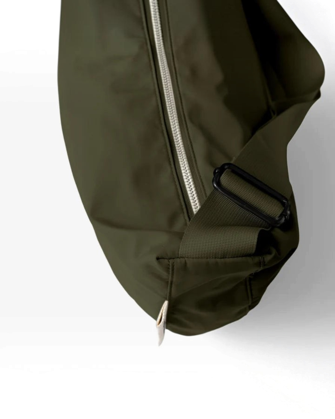 Sac messager Merci Paris AY Studios en nylon recyclé kaki avec fermeture zippée et sangle réglable