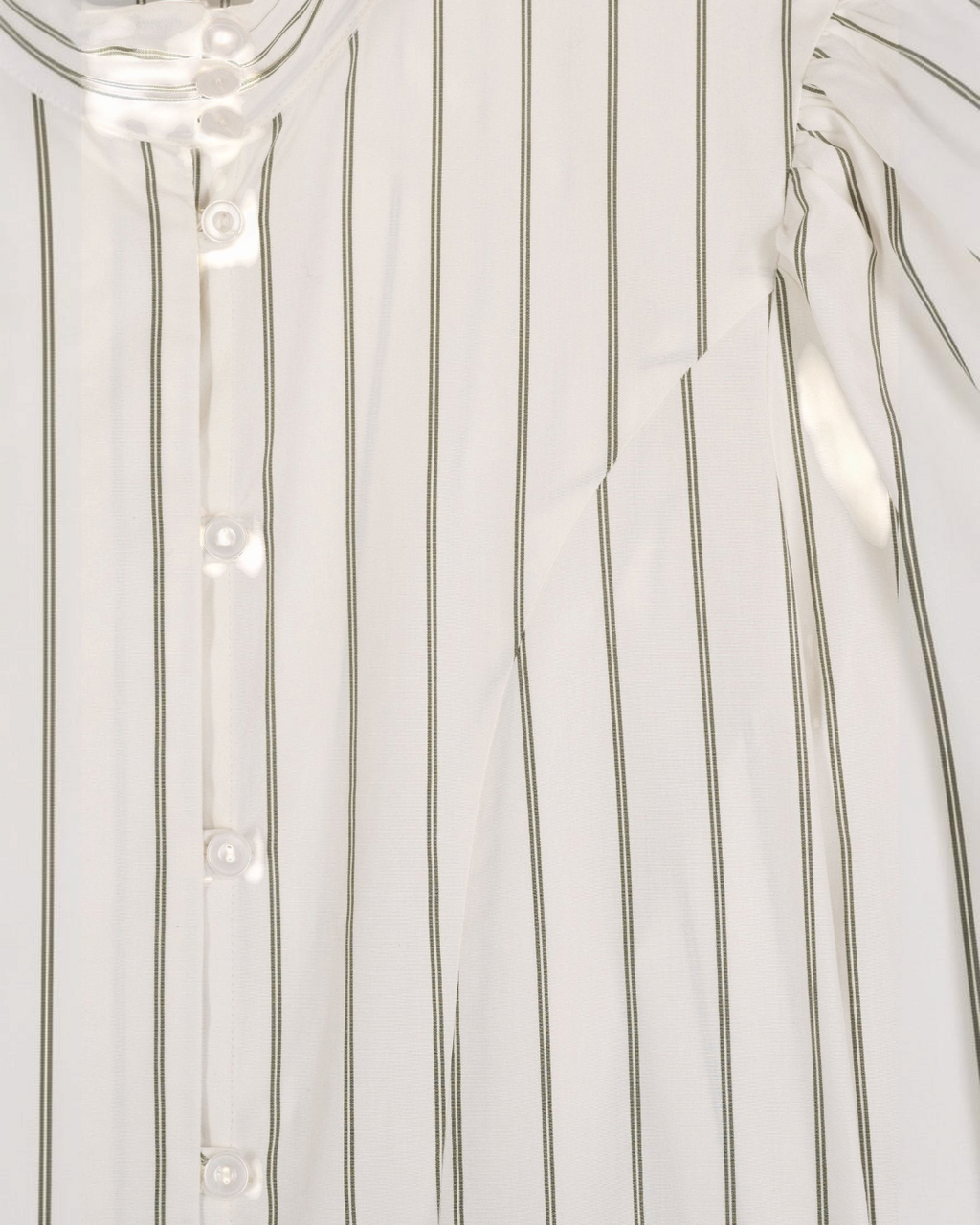 Chemise Iza Merci Paris en coton blanc à fines rayures kaki avec col mao et épaules bouffantes