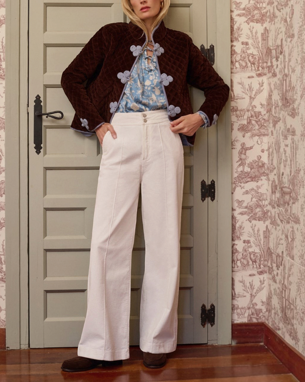 Veste Jazz Merci Paris en velours brun avec col mao et fermetures brandebourg portee par une femme