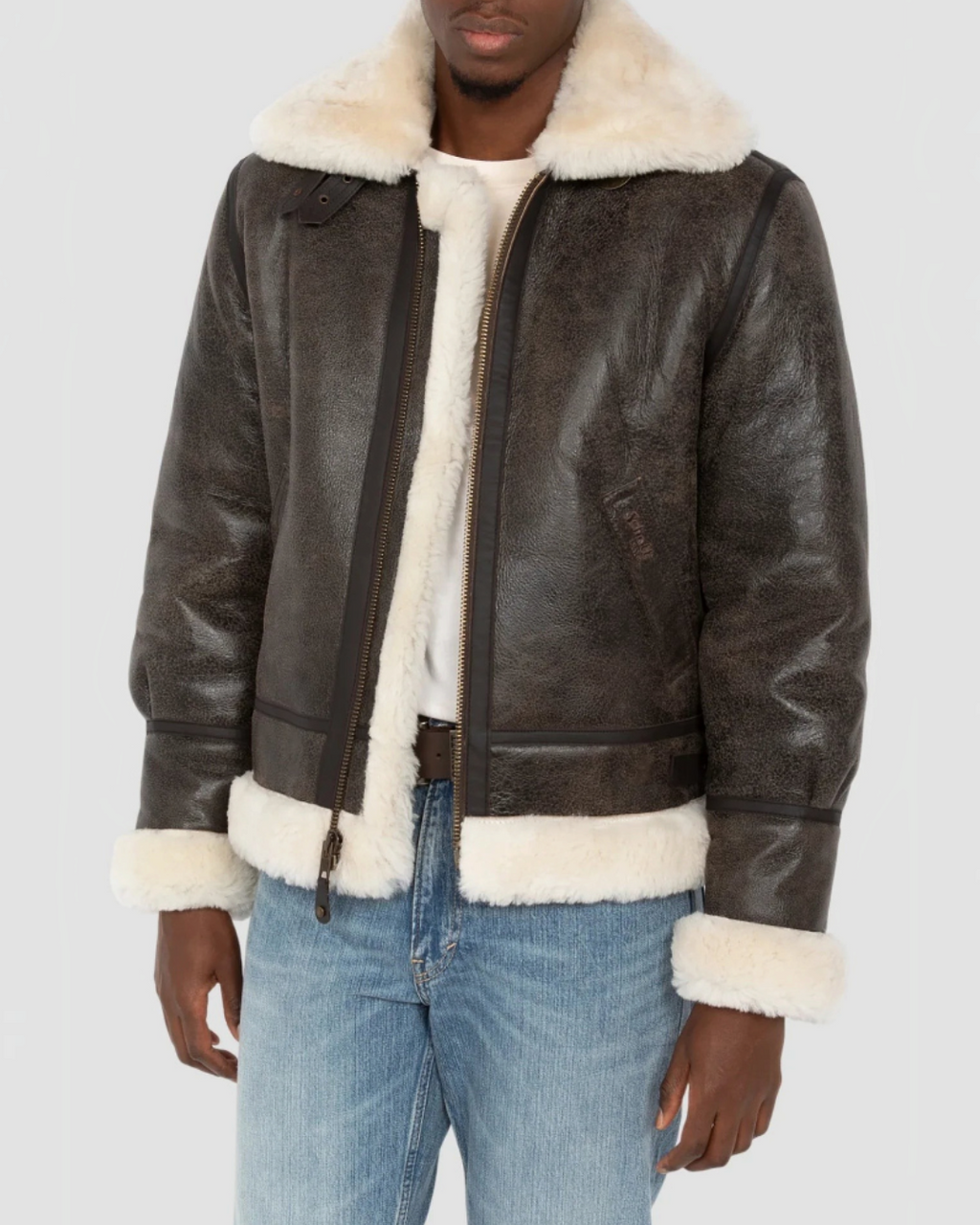 Homme portant un blouson bomber Merci Paris Schott en cuir de mouton marron vieilli avec col et doublure en laine