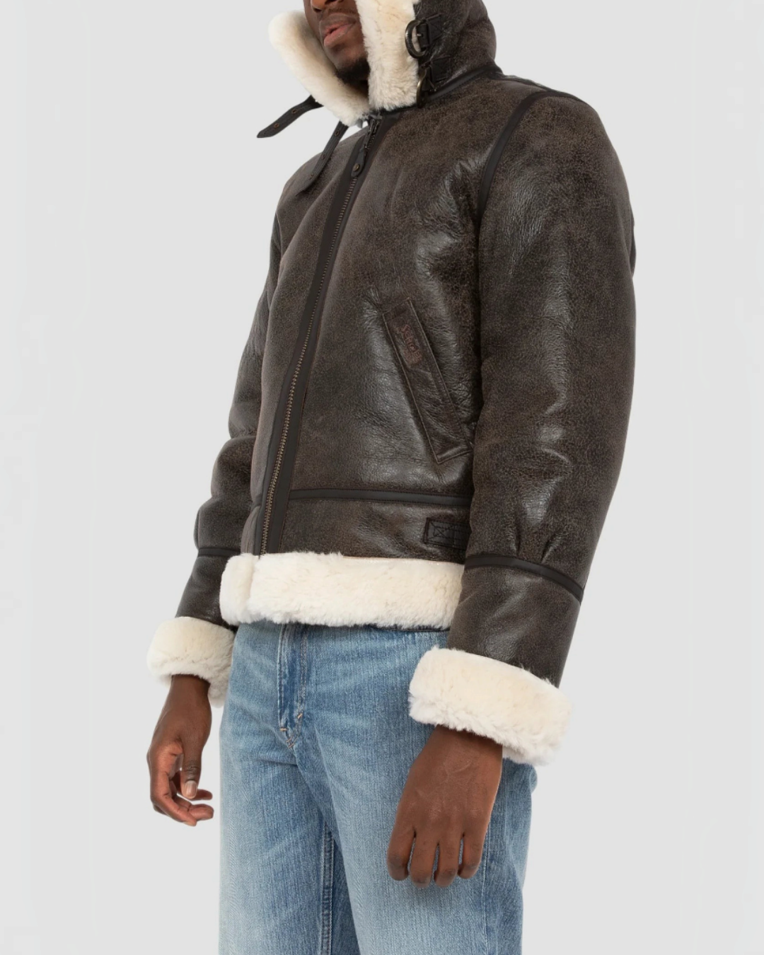 Homme portant un blouson bomber Merci Paris Schott en cuir de mouton marron vieilli avec col et doublure en laine