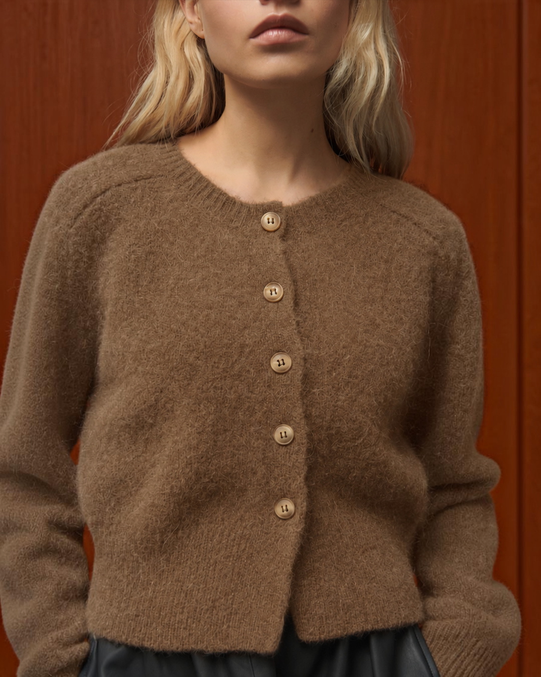 Cardigan court Merci Paris Belle Pièce en maille noisette d'alpaga et laine mérinos avec boutons sur le devant