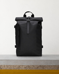 Rains - Sac Rolltop Rucksack Large - Noir – Vue sur banc