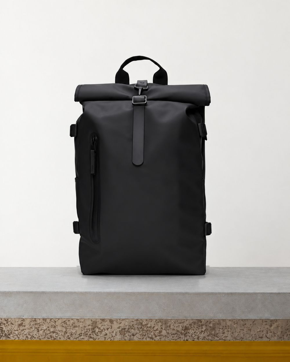 Rains - Sac Rolltop Rucksack Large - Noir – Vue sur banc