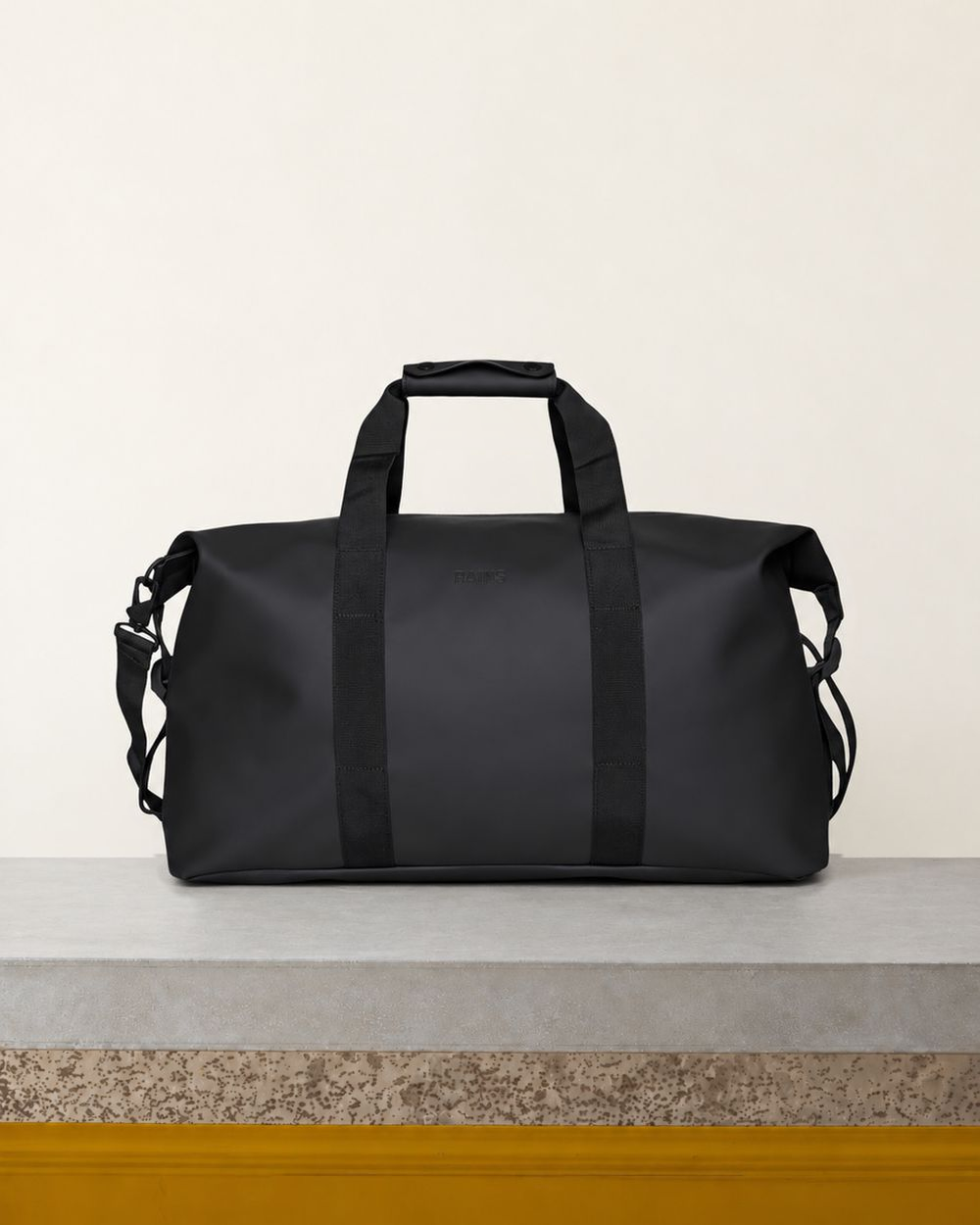 Rains - Sac Hilo Weekend Bag W3 - Noir – Vue sur banc