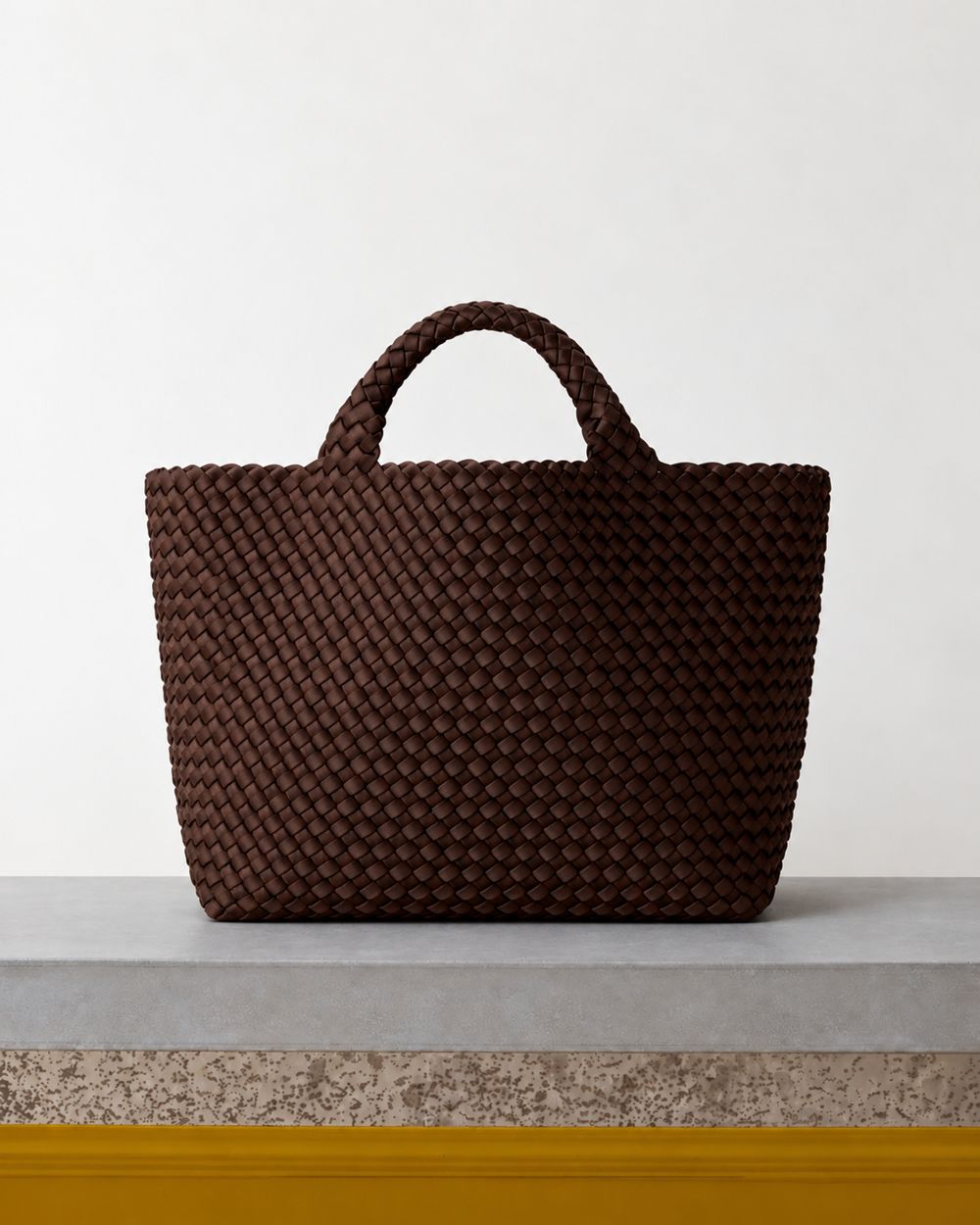 Naghedi - St Barths Medium Tote - Chocolat – Vue sur banc