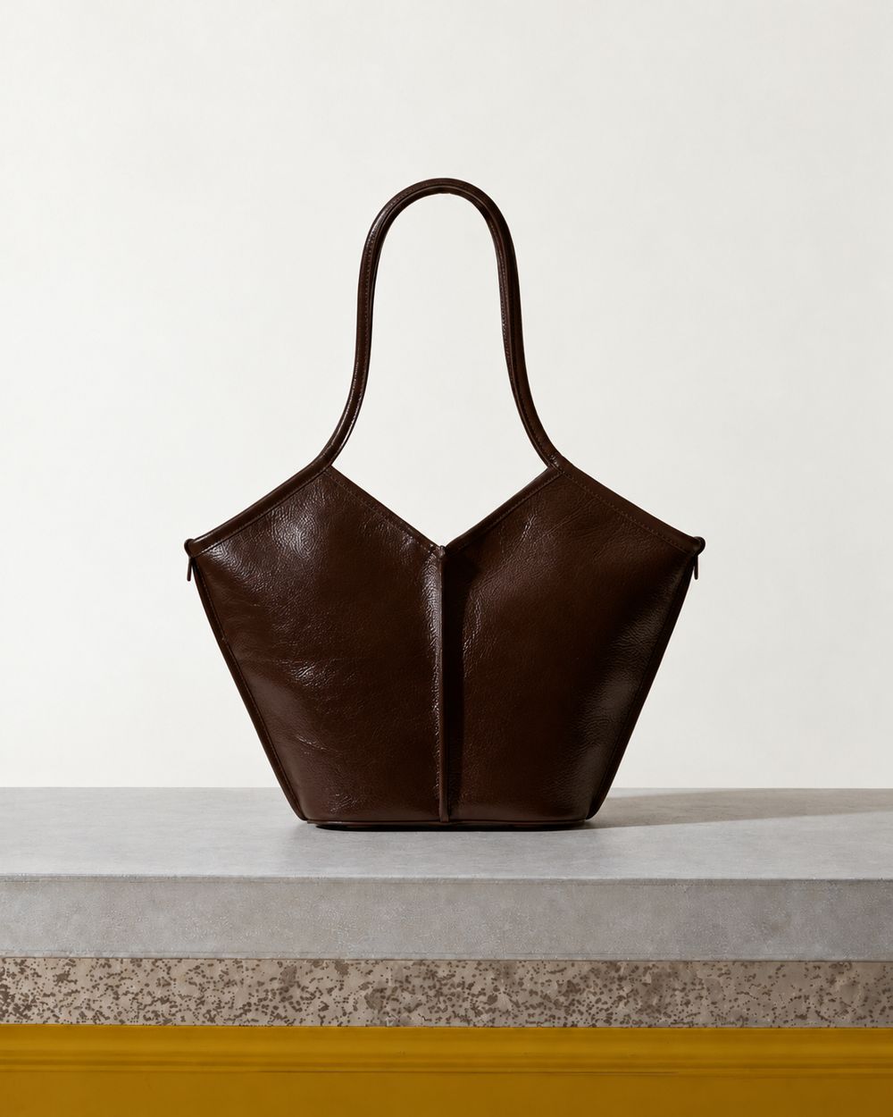 Hereu - Sac Calella S En Cuir - Marron Foncé – Vue sur banc
