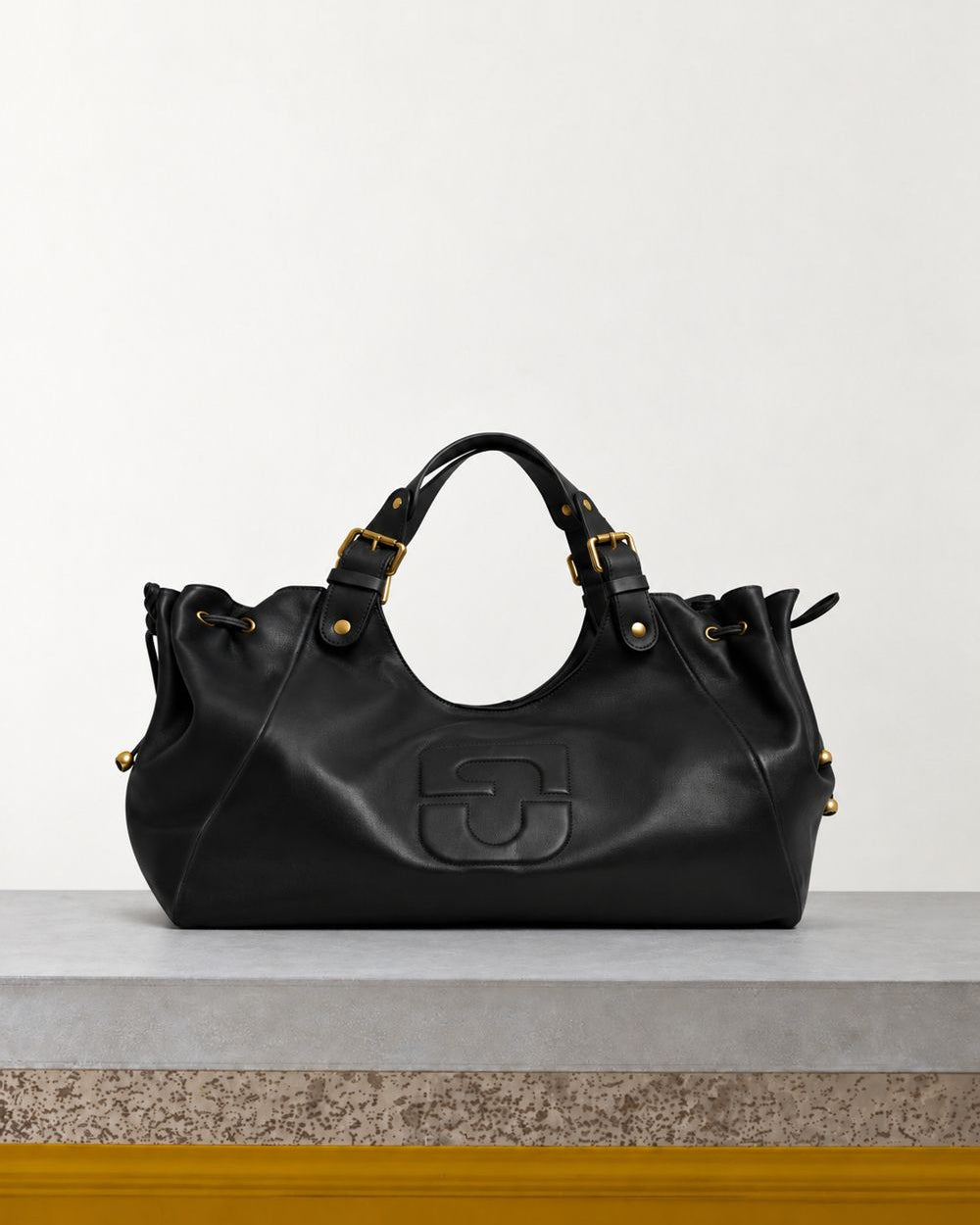 Gerard Darel - Sac À Main En Cuir Chiara - Noir – Vue sur banc