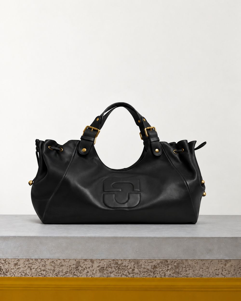 Gerard Darel - Sac À Main En Cuir Chiara - Noir – Vue sur banc
