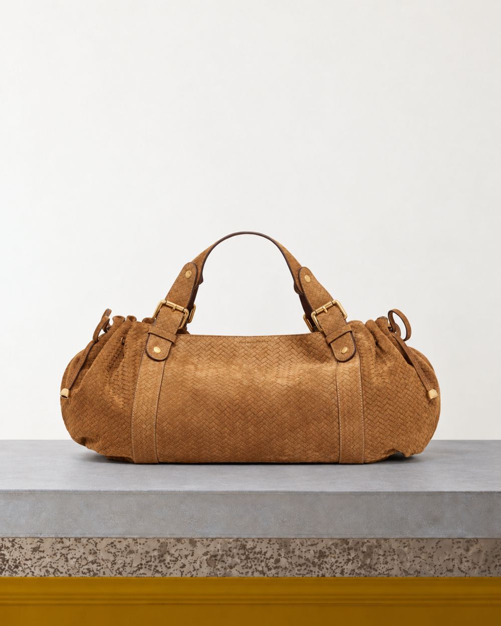 Gerard Darel - Sac À Main En Cuir Velours Effet Tressé 24H - Ambre – Vue sur banc