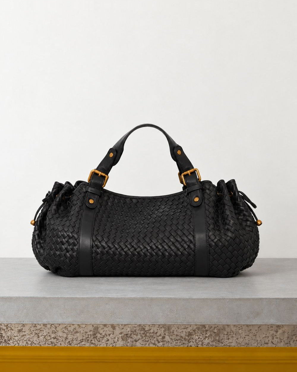 Gerard Darel - Sac À Main En Cuir Tressé 24H - Noir – Vue sur banc