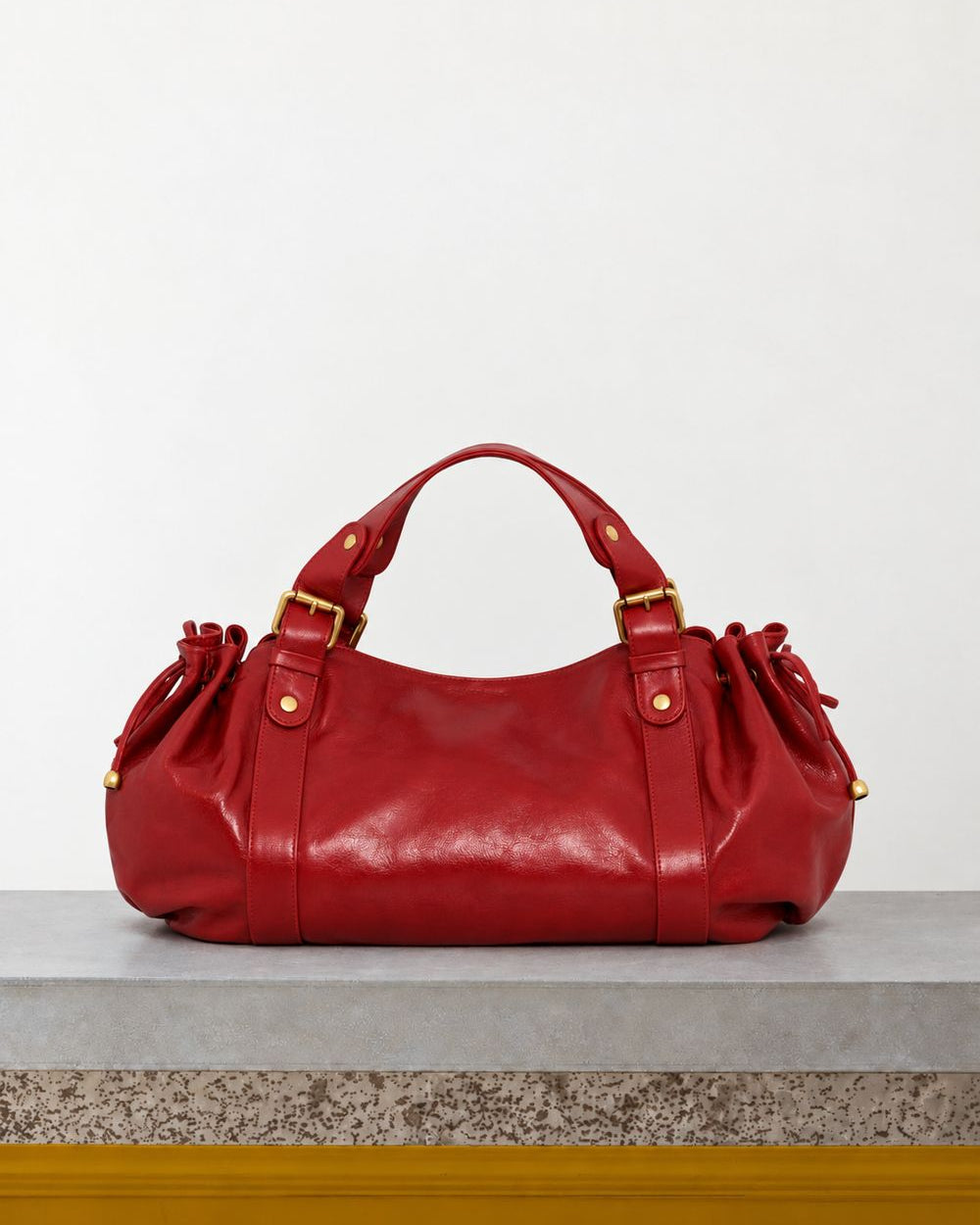 Gerard Darel - Sac À Main En Cuir Effet Froissé 24H - Rouge – Vue sur banc
