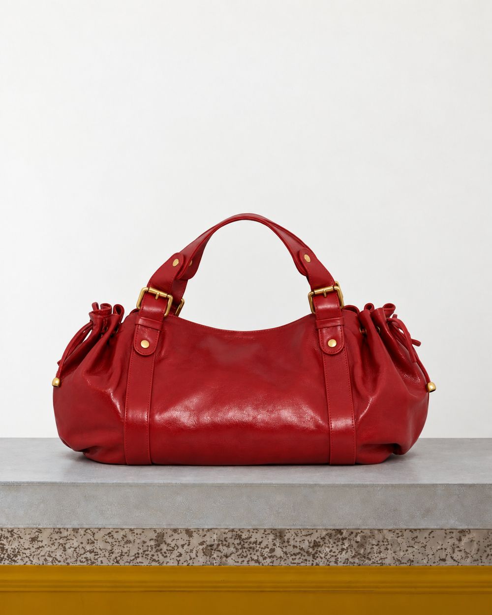 Gerard Darel - Sac À Main En Cuir Effet Froissé 24H - Rouge – Vue sur banc