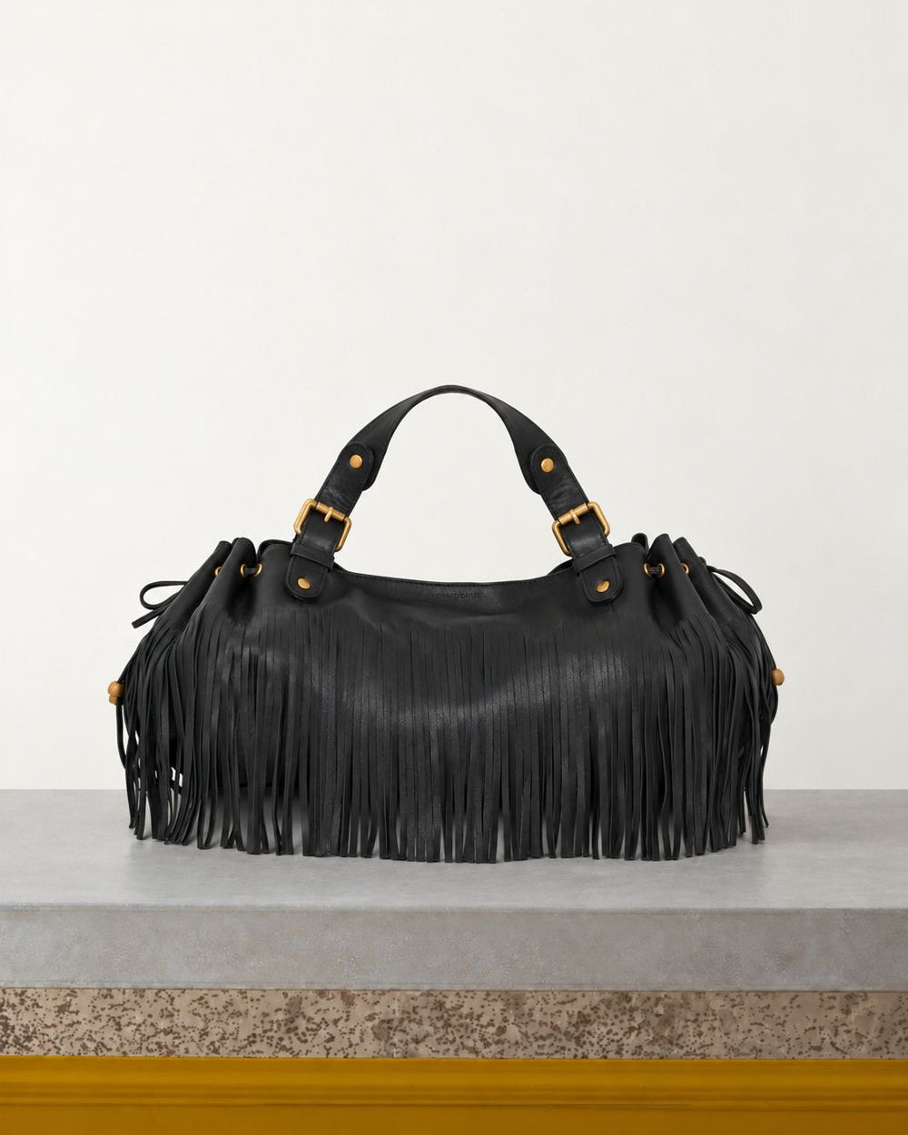 Gerard Darel - Sac À Main En Cuir 24H Franges - Noir – Vue sur banc