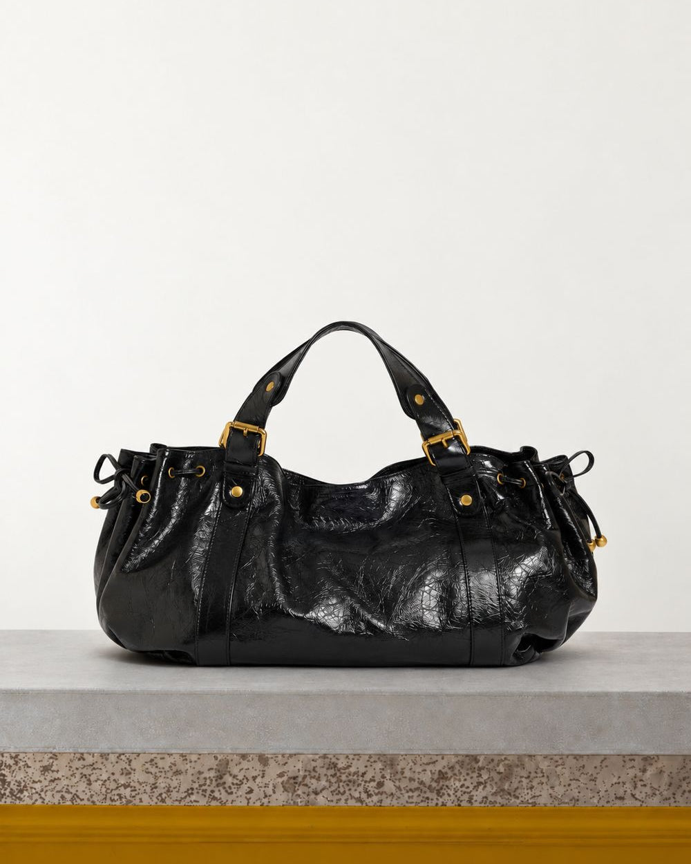 Gerard Darel - Sac À Main En Cuir Effet Froissé 24H - Noir – Vue sur banc