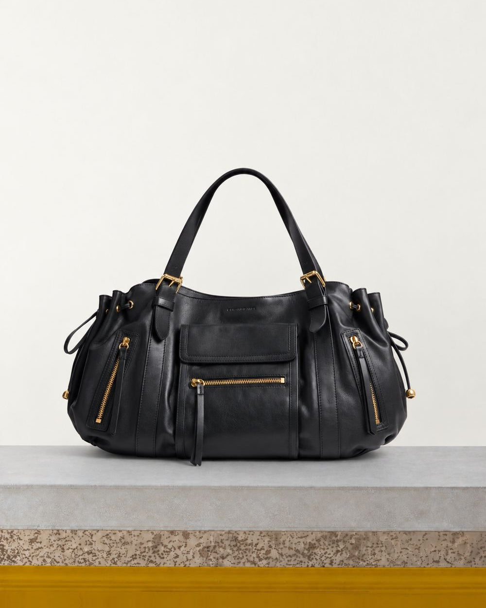 Gerard Darel - Sac À Main En Cuir Avec Poches Zippées St Germain - Noir – Vue sur banc