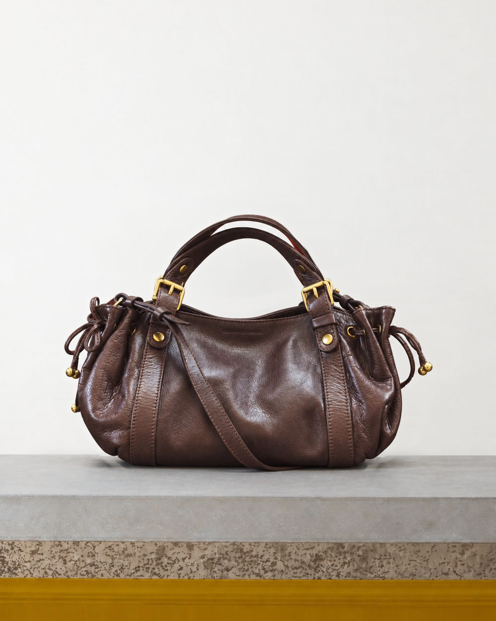 Gerard Darel - Mini Sac À Main En Cuir Effet Froissé 12H - Marron – Vue sur banc