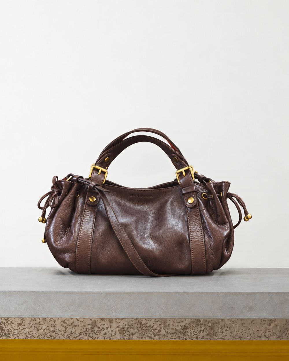 Gerard Darel - Mini Sac À Main En Cuir Effet Froissé 12H - Marron – Vue sur banc