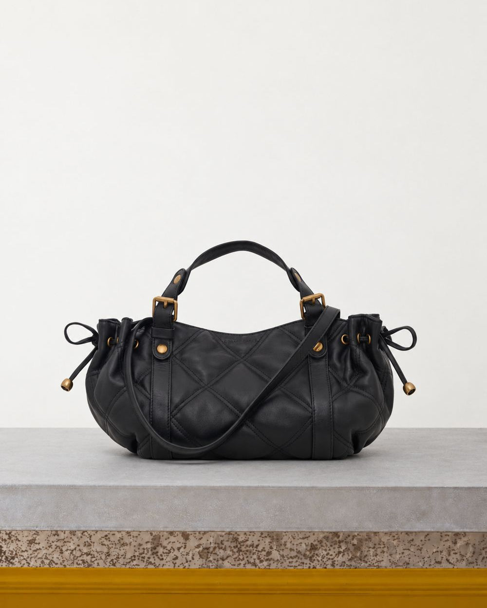 Gerard Darel - Mini Sac À Main En Cuir Matelassé 12H - Noir – Vue sur banc