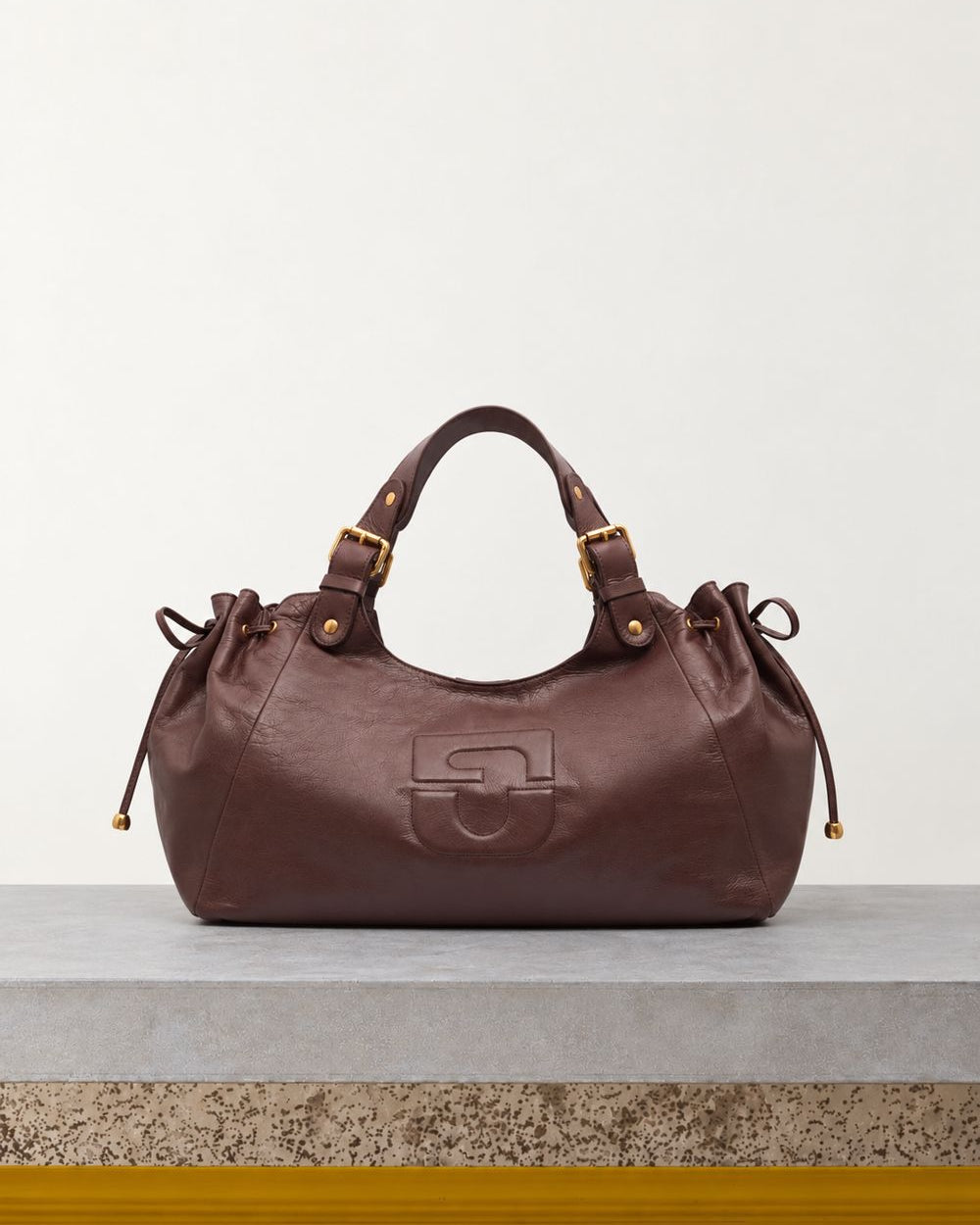 Gerard Darel - Sac À Main En Cuir Effet Froissé Chiara - Marron – Vue sur banc