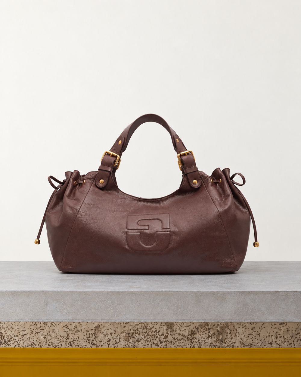 Gerard Darel - Sac À Main En Cuir Effet Froissé Chiara - Marron – Vue sur banc
