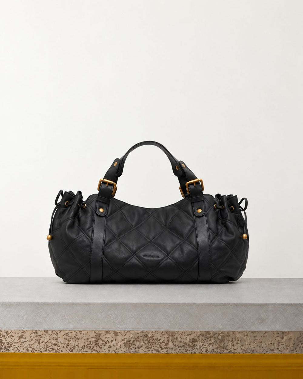 Gerard Darel - Sac À Main En Cuir Matelassé 24H - Noir – Vue sur banc