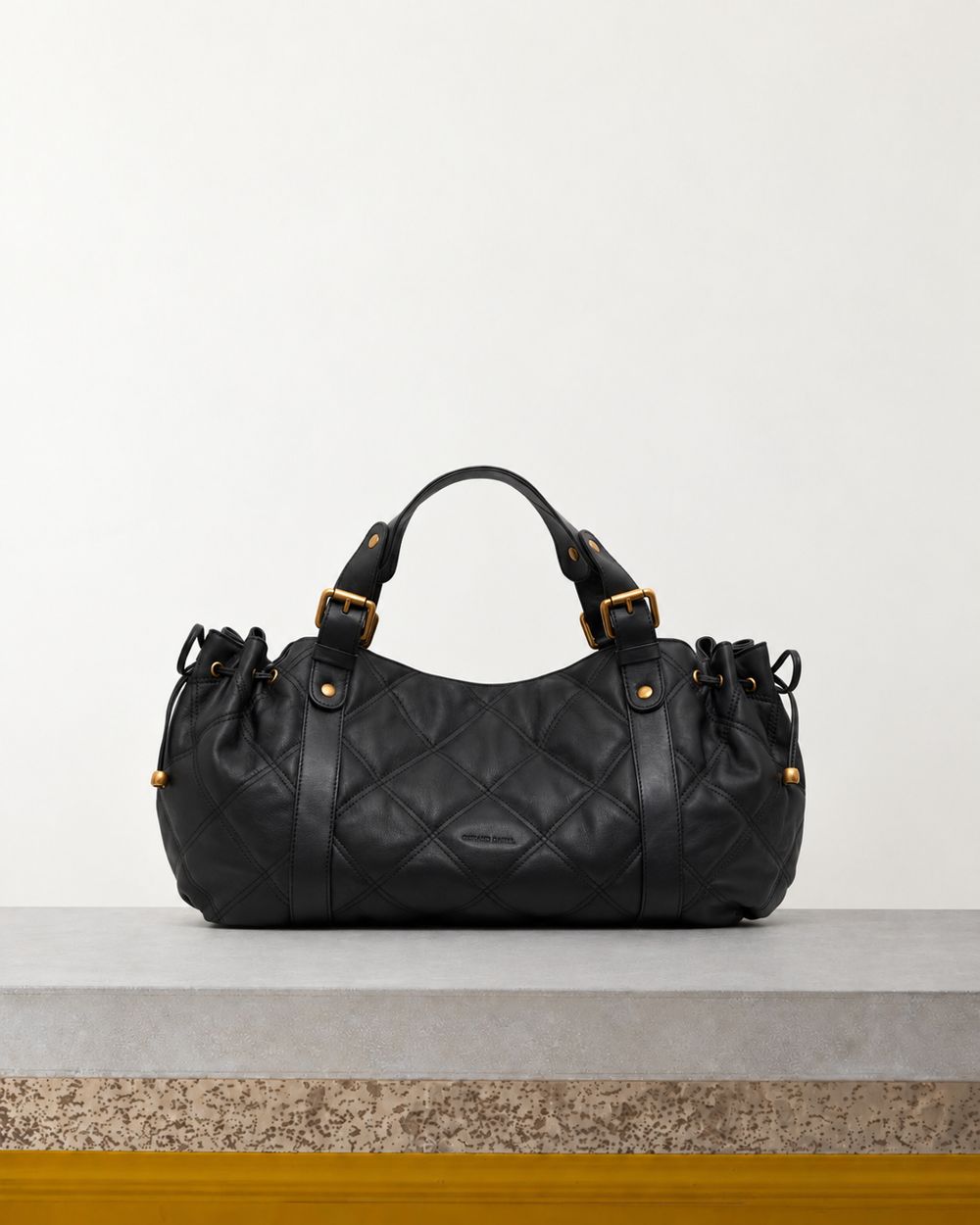 Gerard Darel - Sac À Main En Cuir Matelassé 24H - Noir – Vue sur banc