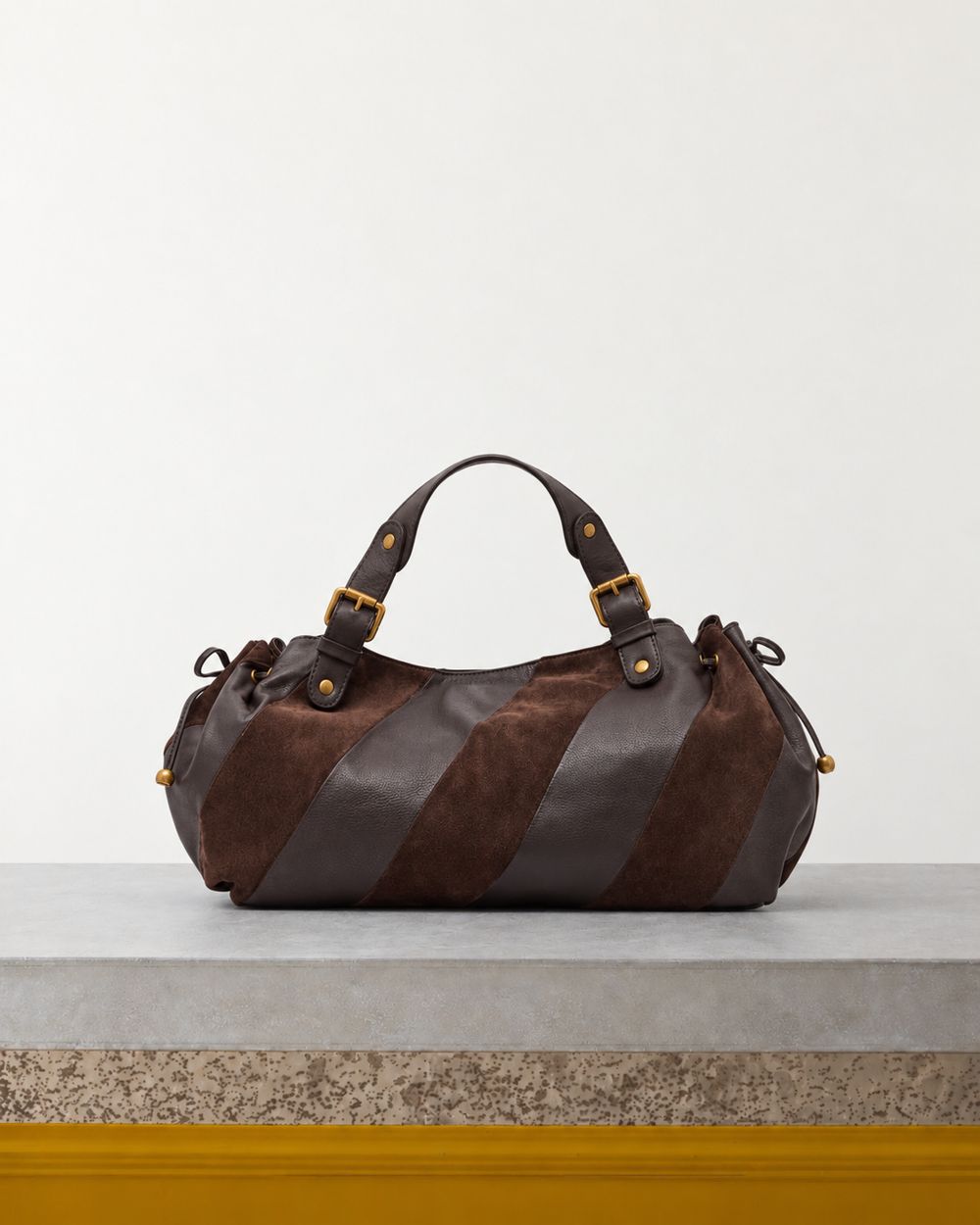 Gerard Darel - Sac À Main En Cuir 24H Patchwork - Marron – Vue sur banc