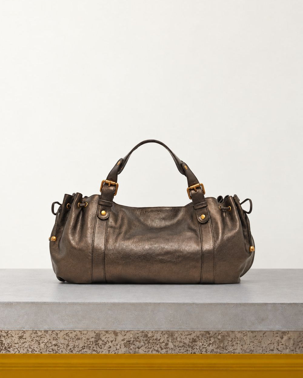 Gerard Darel - Sac À Main En Cuir Métallique 24H - Or – Vue sur banc