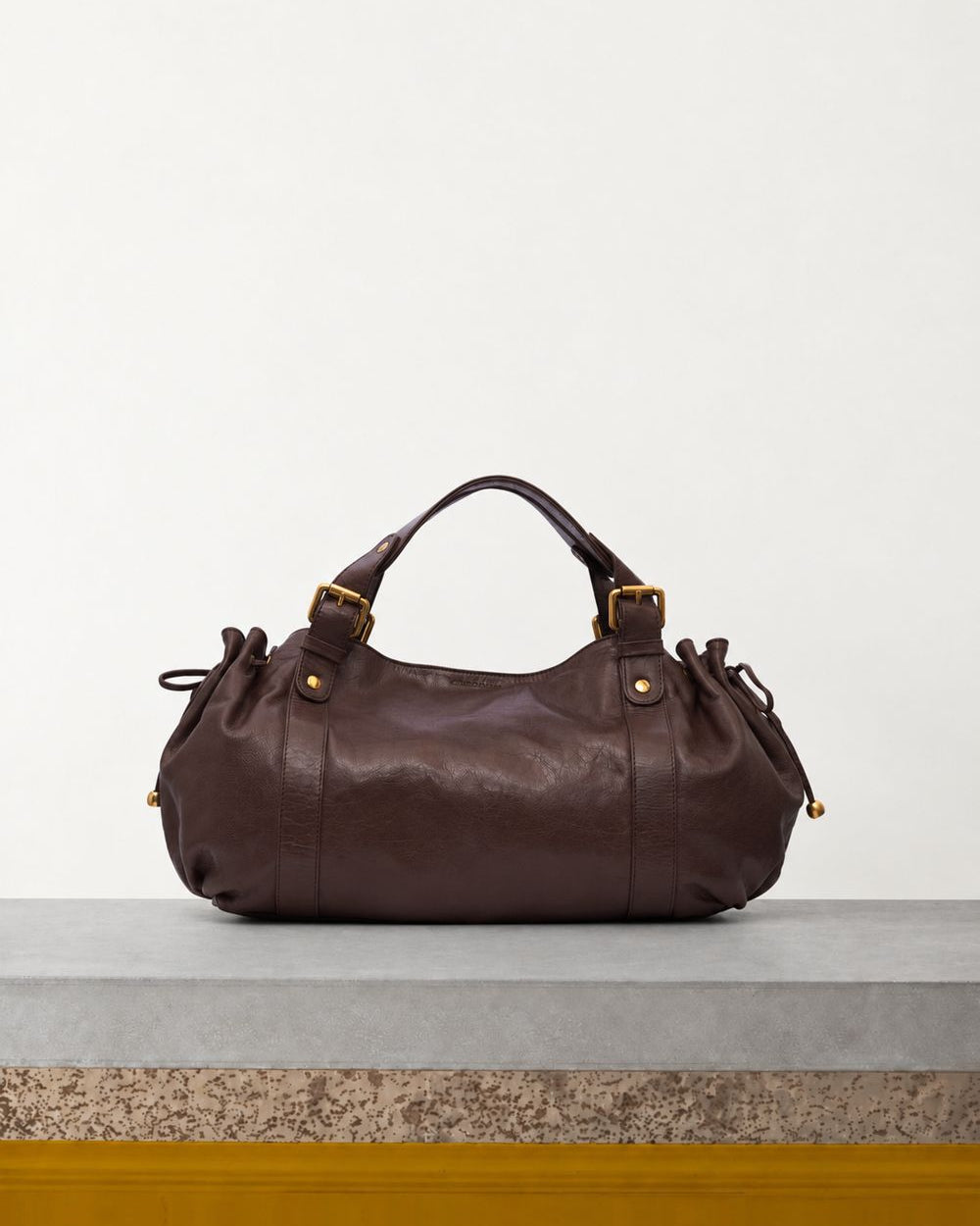 Gerard Darel - Sac Icones 24H - Marron Foncé – Vue sur banc