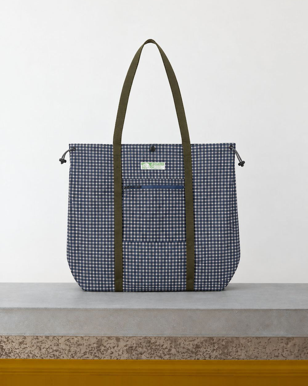 Gramicci - Tote Bag Utilitaire - Carreaux Marine – Vue sur banc