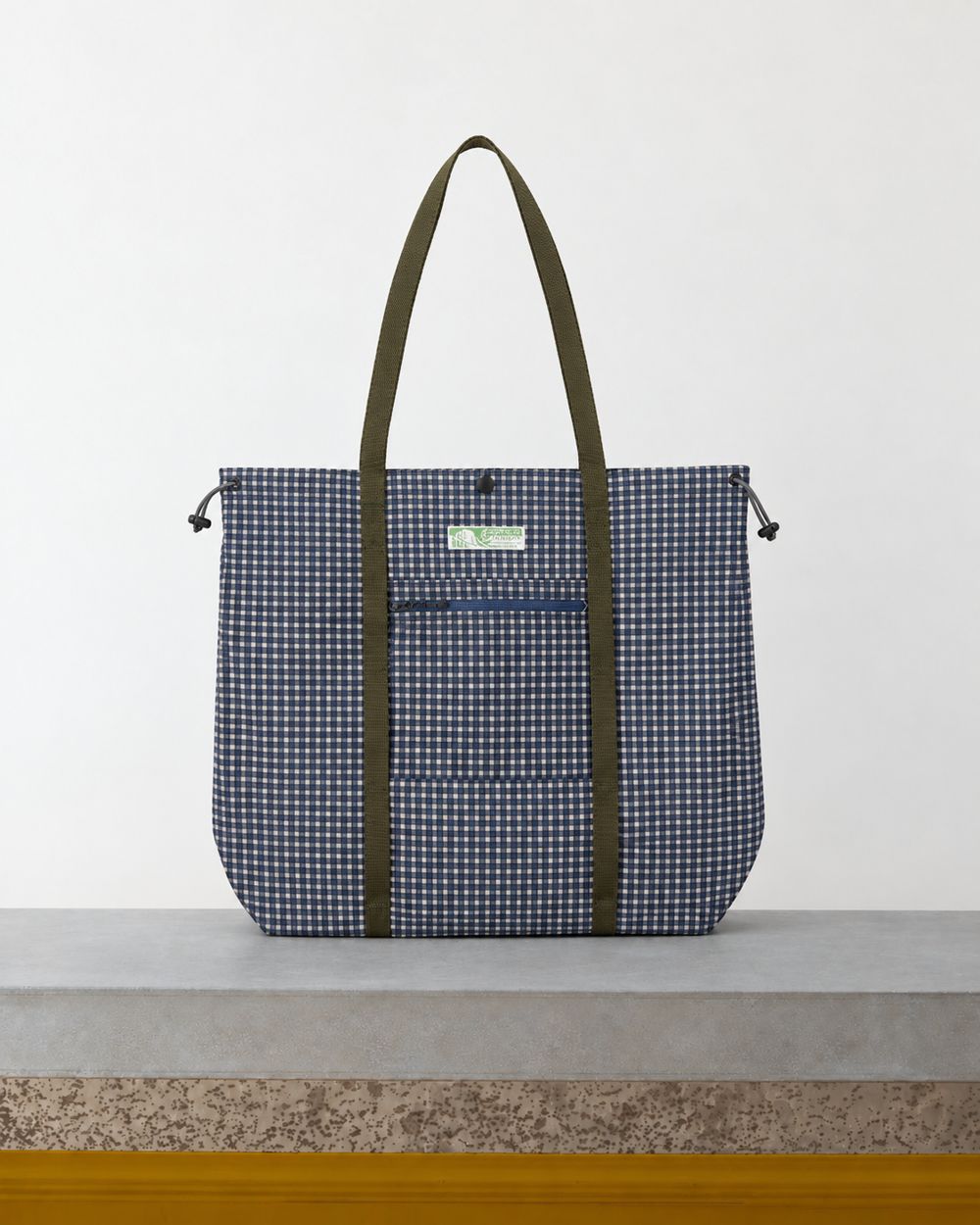Gramicci - Tote Bag Utilitaire - Carreaux Marine – Vue sur banc