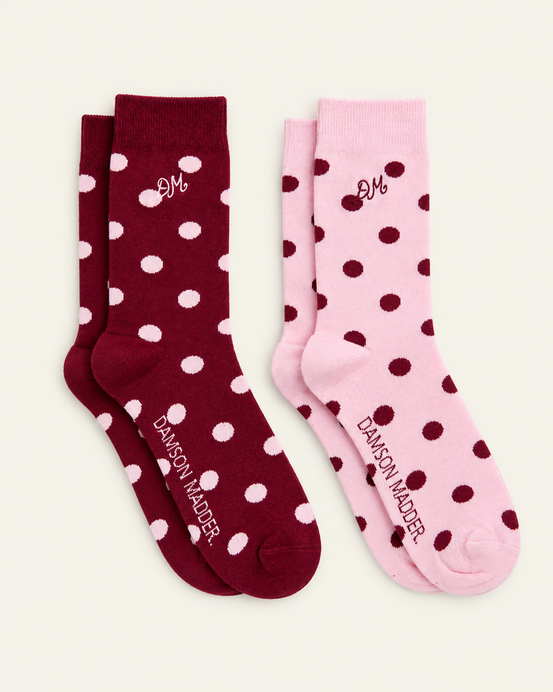 Damson Madder - Chaussettes Lot De 2 - Rose & Bordeaux — paire en packshot sur fond écru
