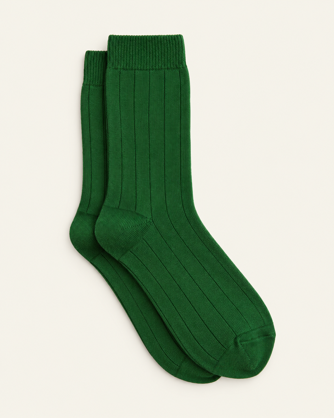 Homecore - Chaussettes en cachemire - Vert — paire en packshot sur fond écru