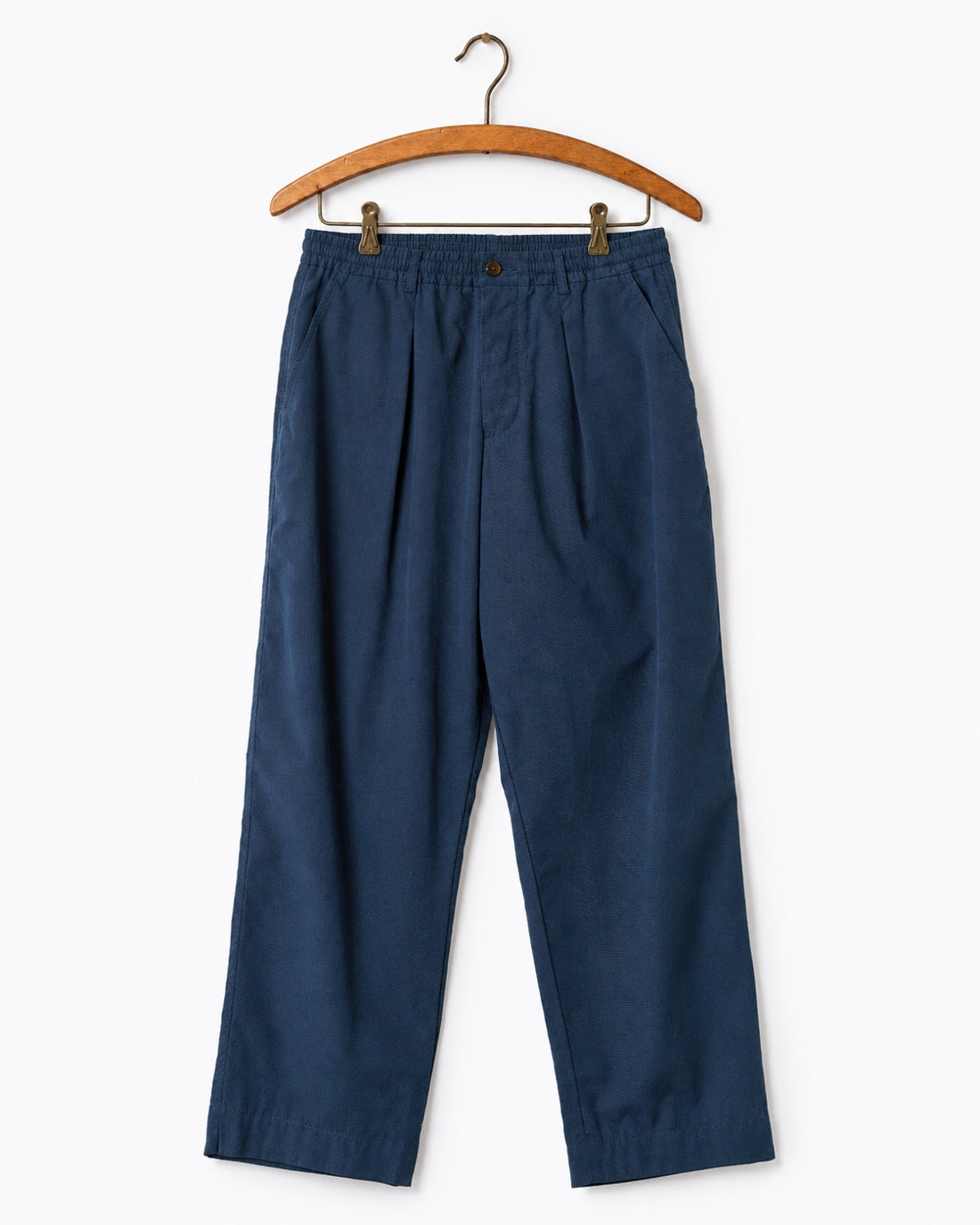 Universal Works - Pantalon Pleated Track Comfort - Marine - sur cintre