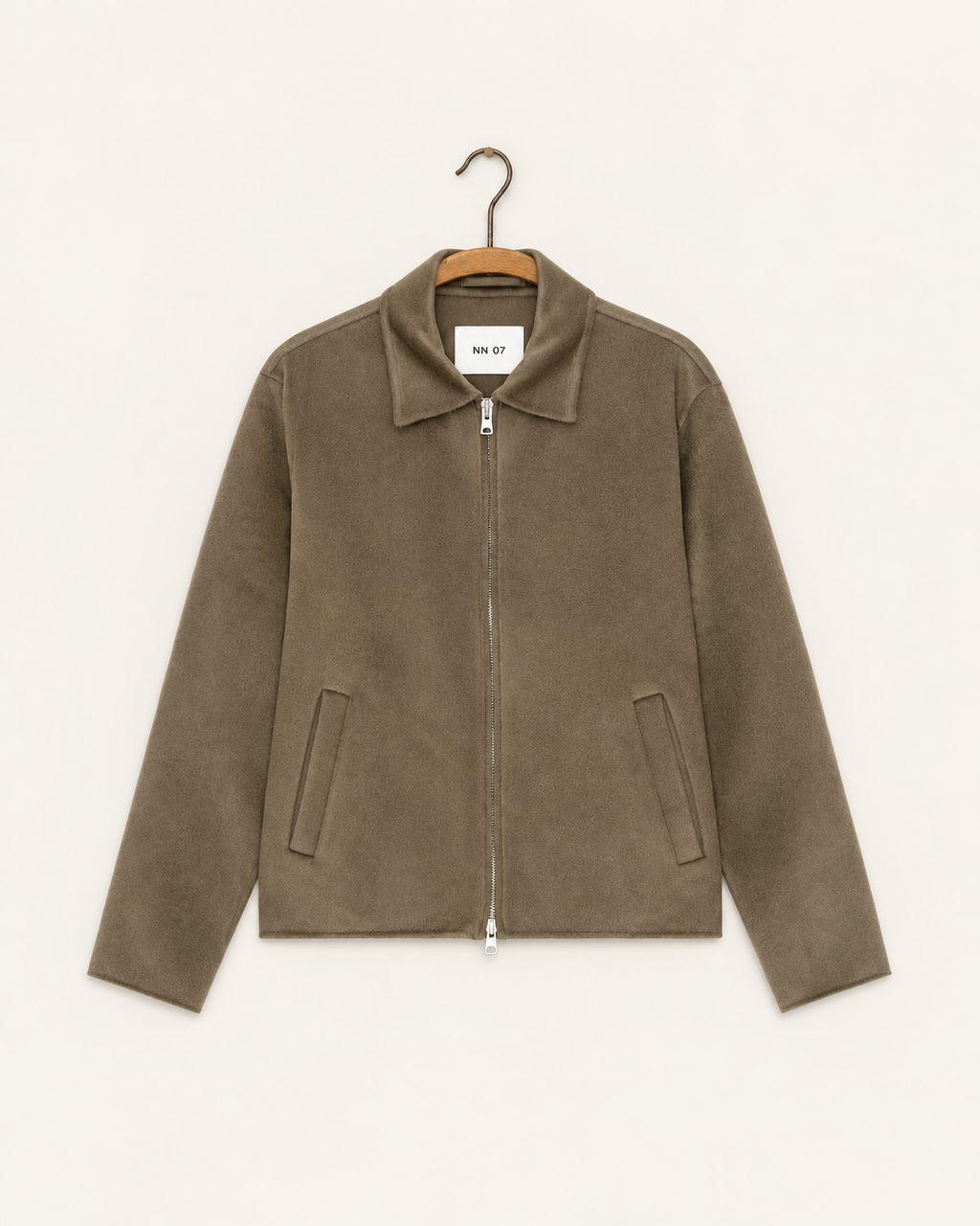 NN.07 - Veste Arlo - Marron, vue de face sur cintre