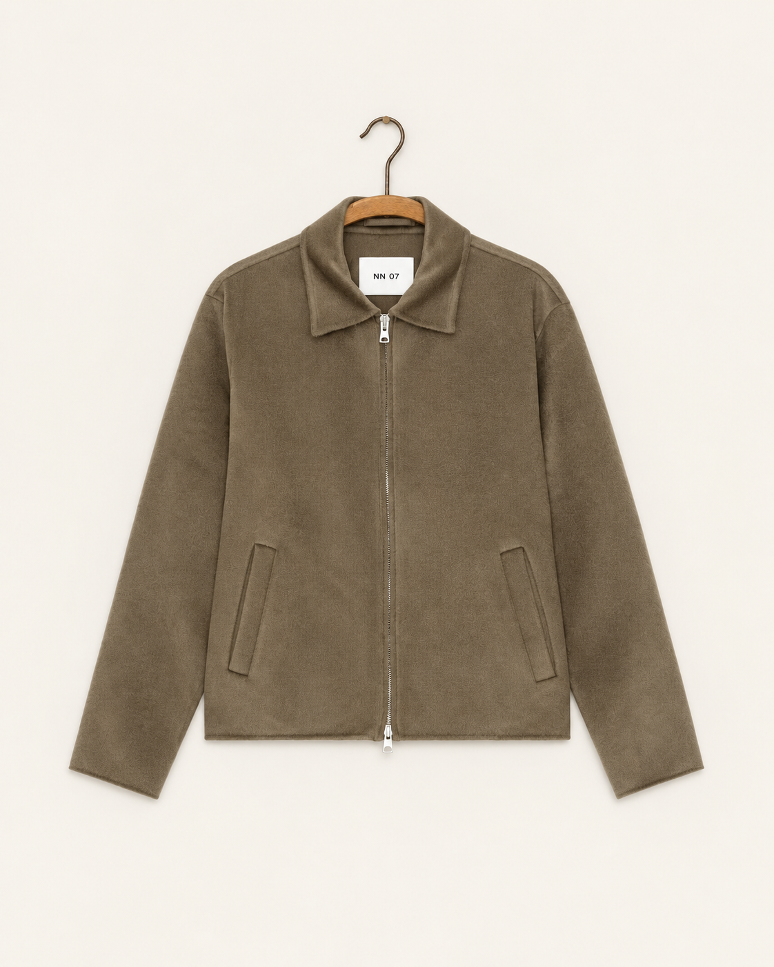 NN.07 - Veste Arlo - Marron, vue de face sur cintre