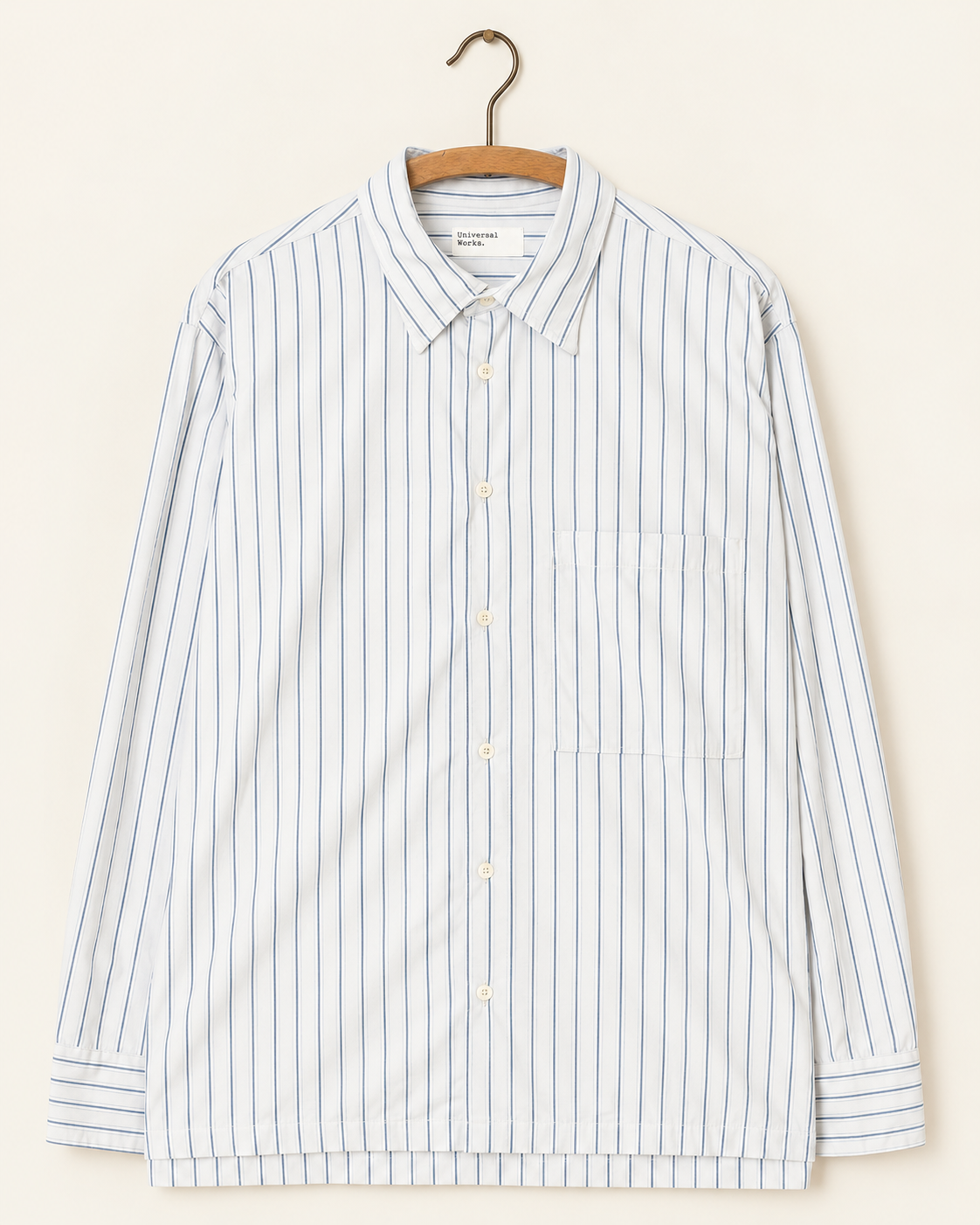 Universal Works - Chemise Lucky - Rayures Gris, vue de face sur cintre