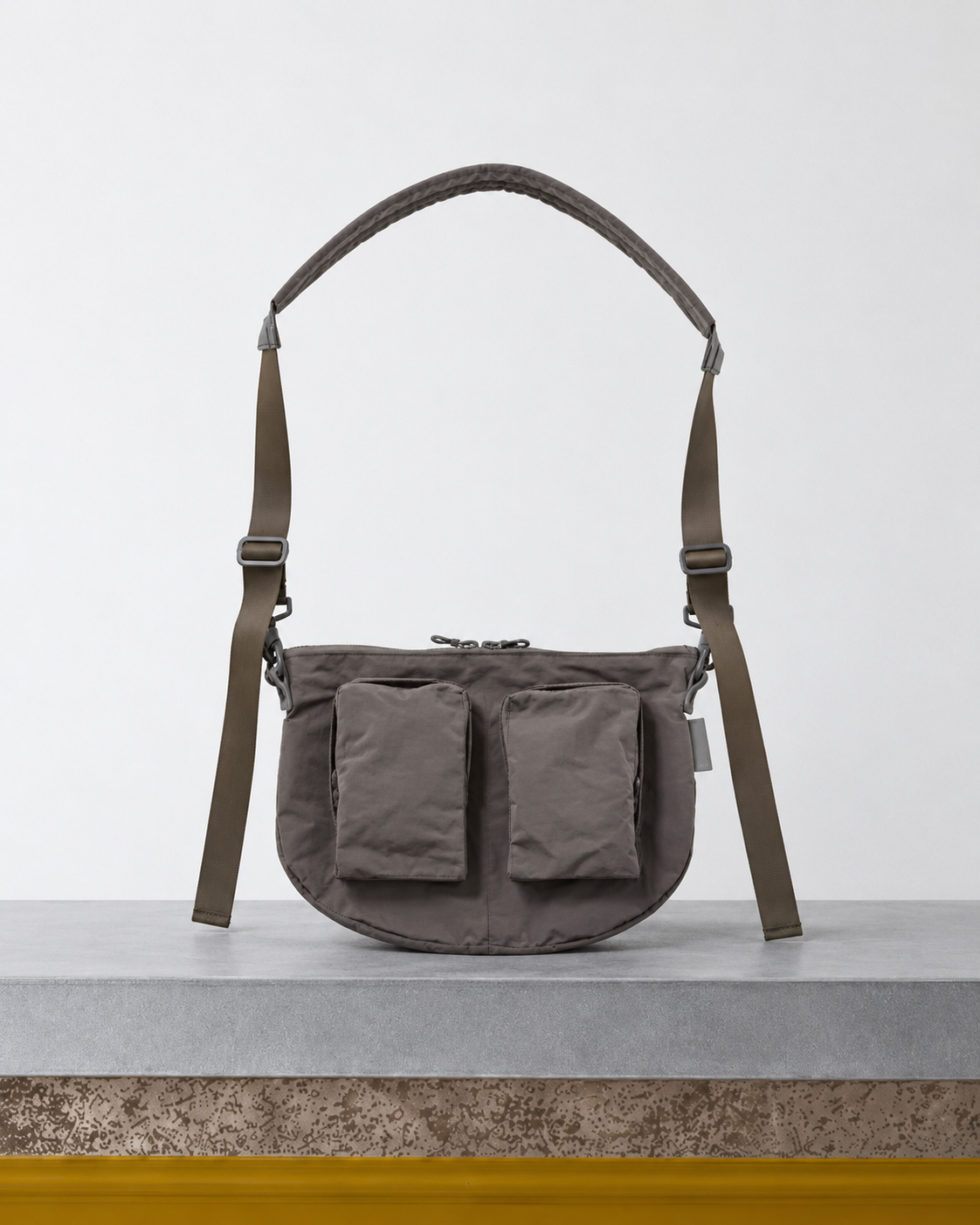 Amiacalva - Sac Slipt Wire Body And Back - Gris posé sur le banc