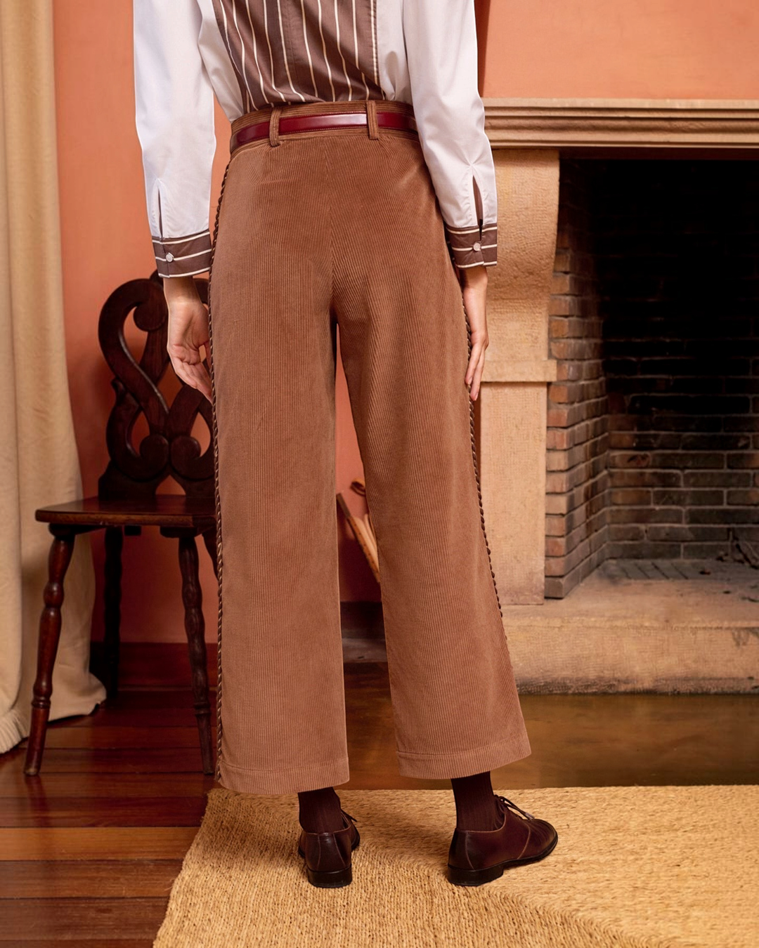 Pantalon Niza en velours côtelé couleur cacao de Merci Paris, coupe évasée vue de dos avec détails sur les côtés