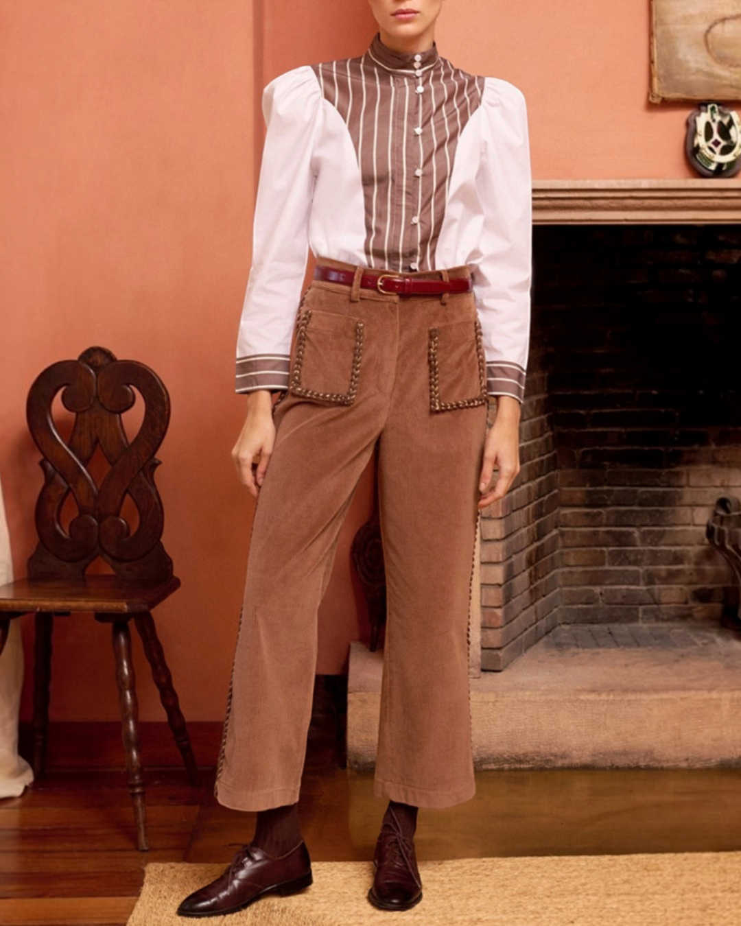 Modèle portant le pantalon Niza Merci Paris en velours côtelé couleur cacao avec coupe évasée et poches avant