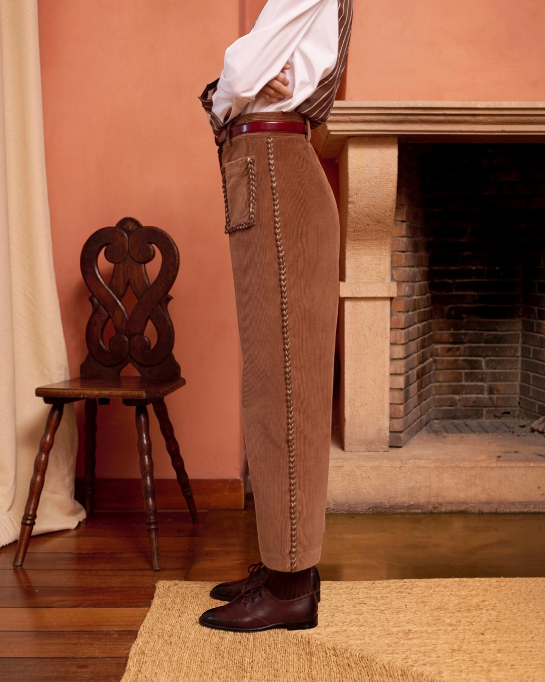 Pantalon Niza Merci Paris en velours côtelé couleur cacao avec poches plaquées et détails de couture sur le côté