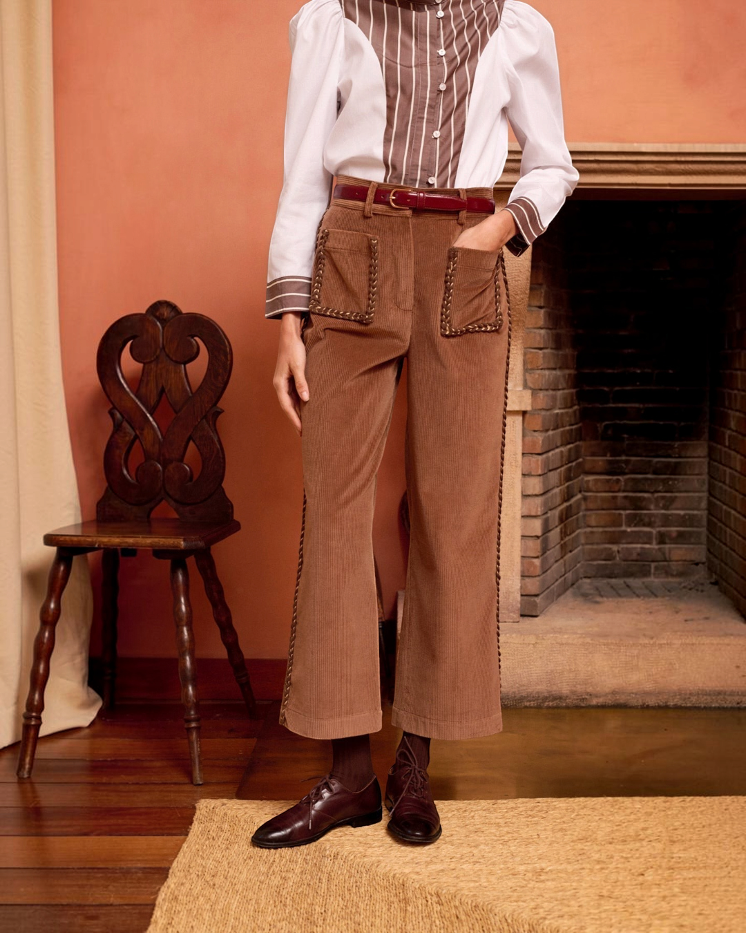 Pantalon Niza en velours côtelé cacao de Merci Paris avec poches plaquées et coupe évasée, porté avec une chemise