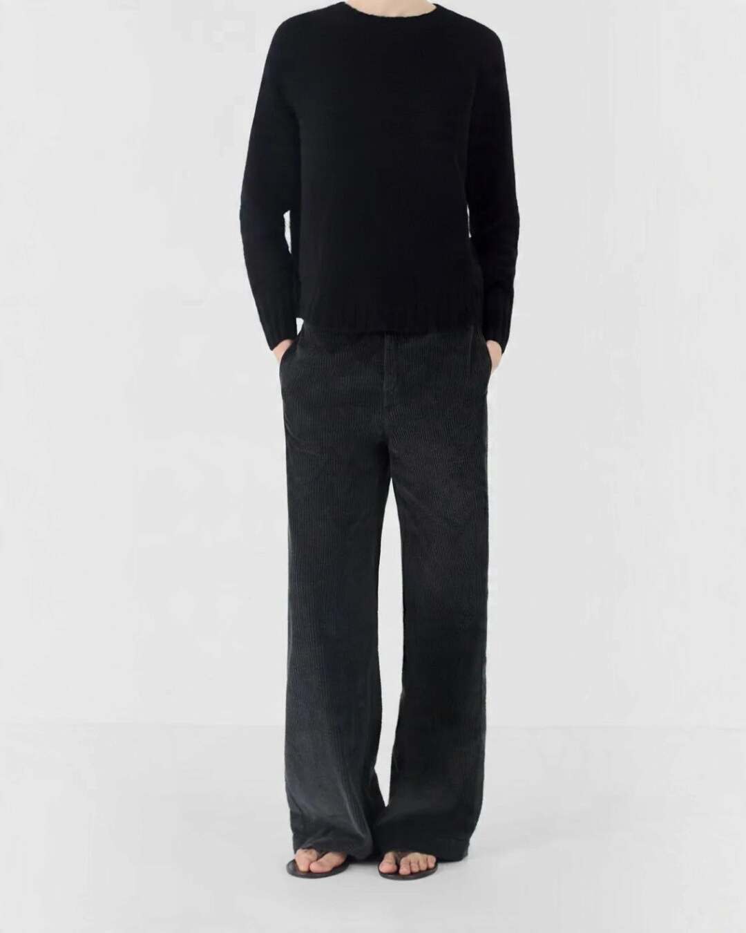 Pantalon Yayoi Merci Paris en velours côtelé bleu nuit, coupe droite taille haute en coton biologique