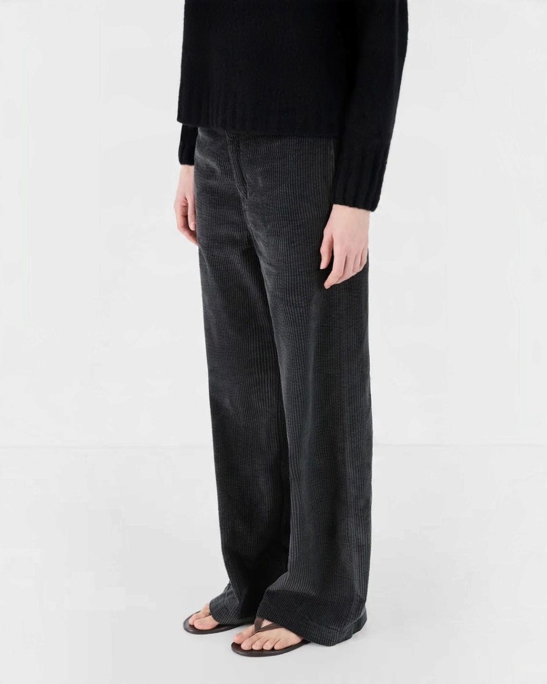 Pantalon Yayoi bleu nuit en velours côtelé de coton biologique par Merci Paris, coupe droite et taille haute