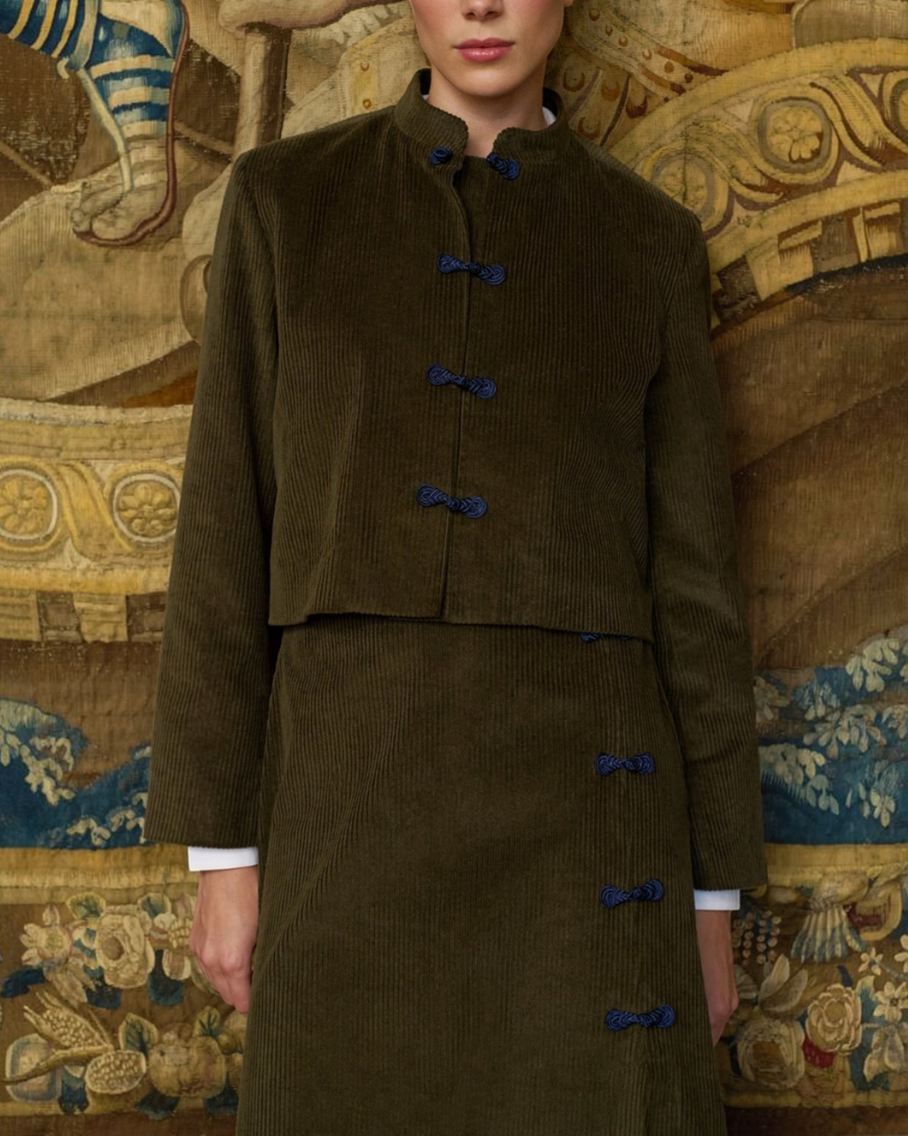 Veste courte en velours côtelé kaki Merci Paris avec fermetures ornementales bleu marine et col montant structuré