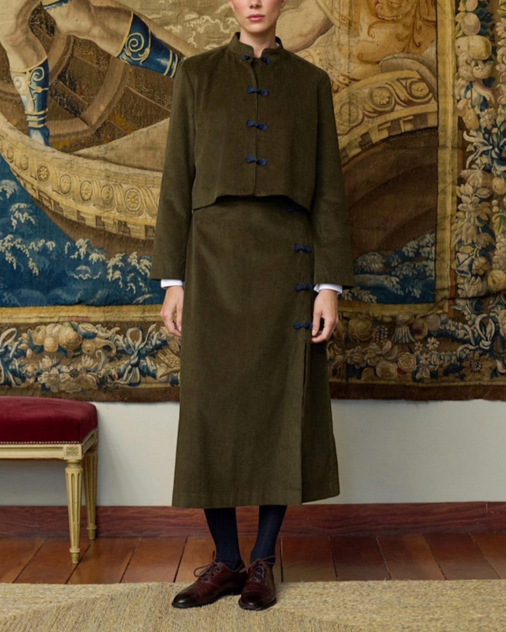Veste courte et structurée kaki Maria De La Orden avec fermetures ornementales, portée par une femme chez Merci Paris