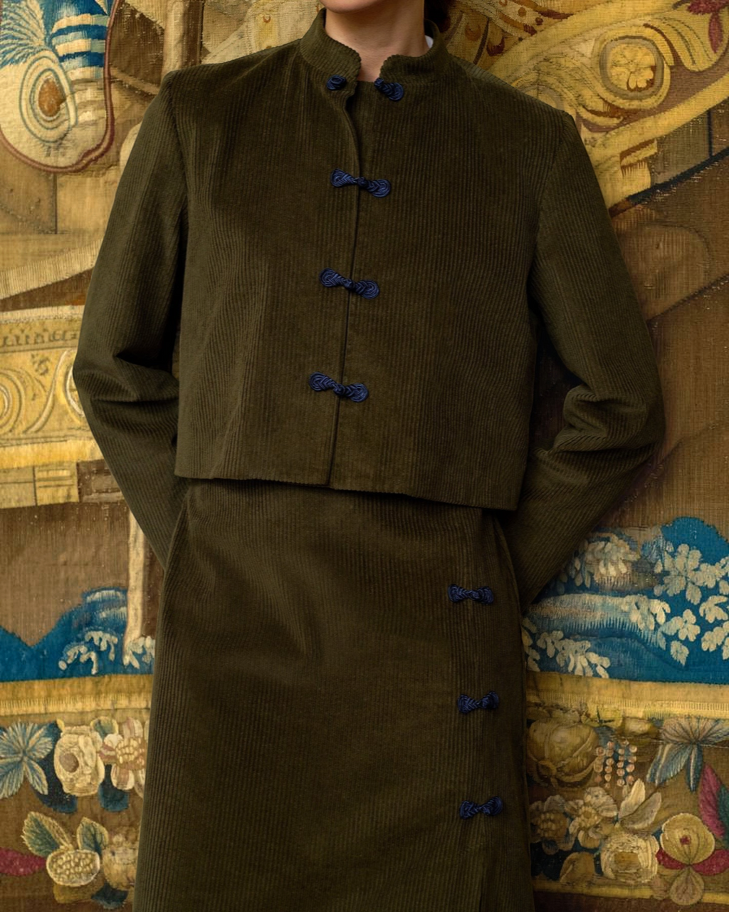 Veste courte en velours côtelé kaki Maria De La Orden avec fermetures ornementales bleu marine chez Merci Paris